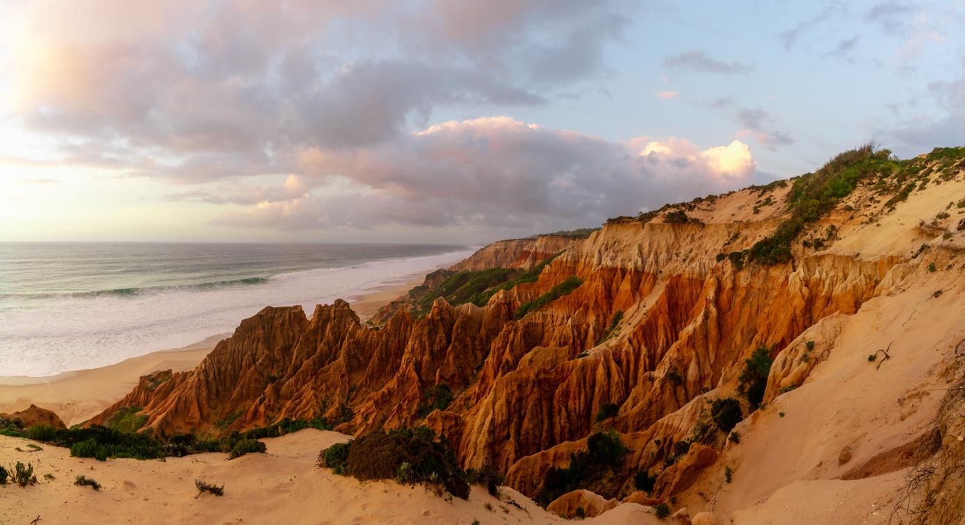 Imagen al atardecer de una playa en Melides.