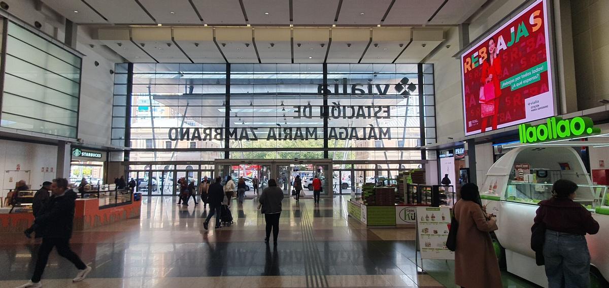 Los comerciantes confían en que el viajero recupere la confianza en el tren de manera paulatina. Vialia. Estación de Málaga-María Zambrano