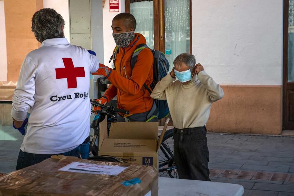 Los viajeros se resignan a llevar  mascarilla en el transporte público