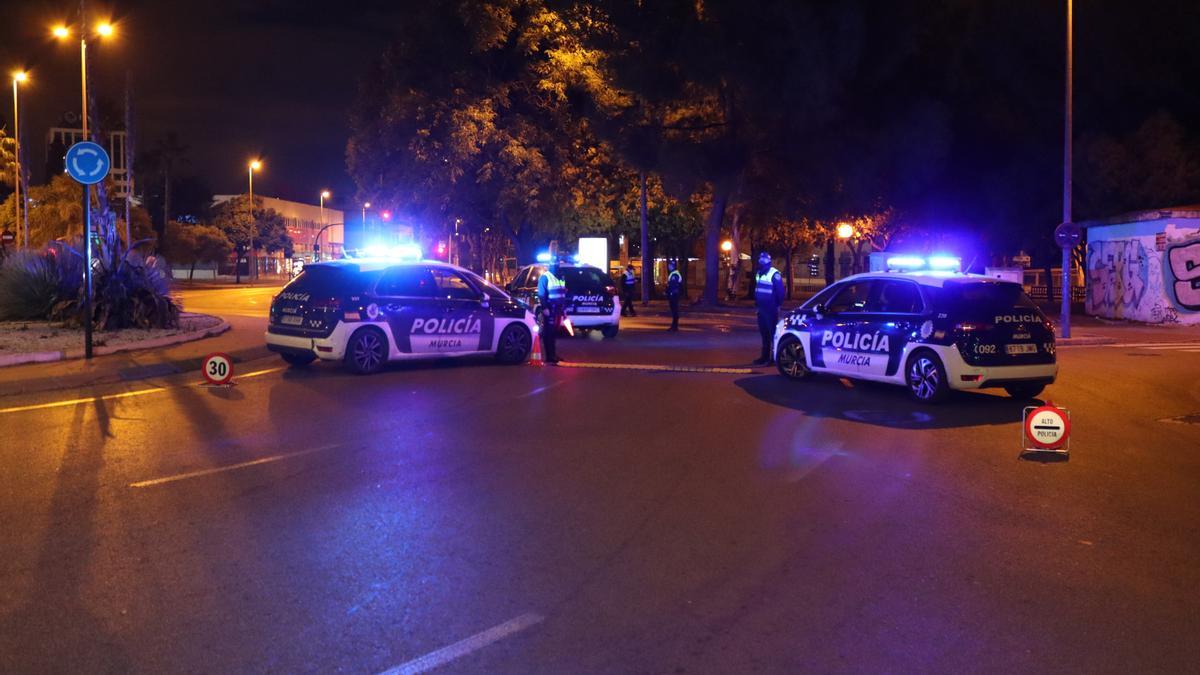 La Policía Local ha intensificado sus controles en estos días de comidas y cenas navideñas: en la imagen, uno realizado anoche.