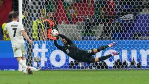 Diogo Costa paró los tres penaltis que lanzó Eslovenia en la tanda