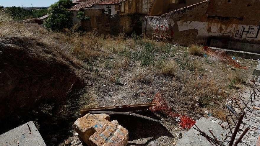 Una finca abandonada en el barrio de La Horta.