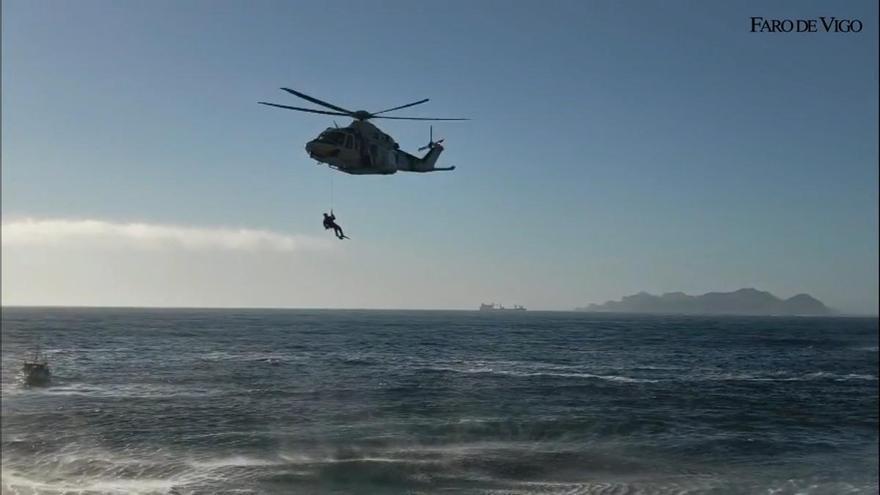 Rescate de Gardacostas de una persona ahogada en Baredo