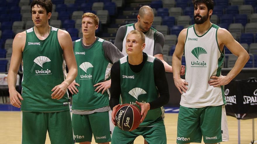 Salin, que no tiene su futuro garantizado en el Unicaja, al igual que Augustine o Dani, lanza a canasta.