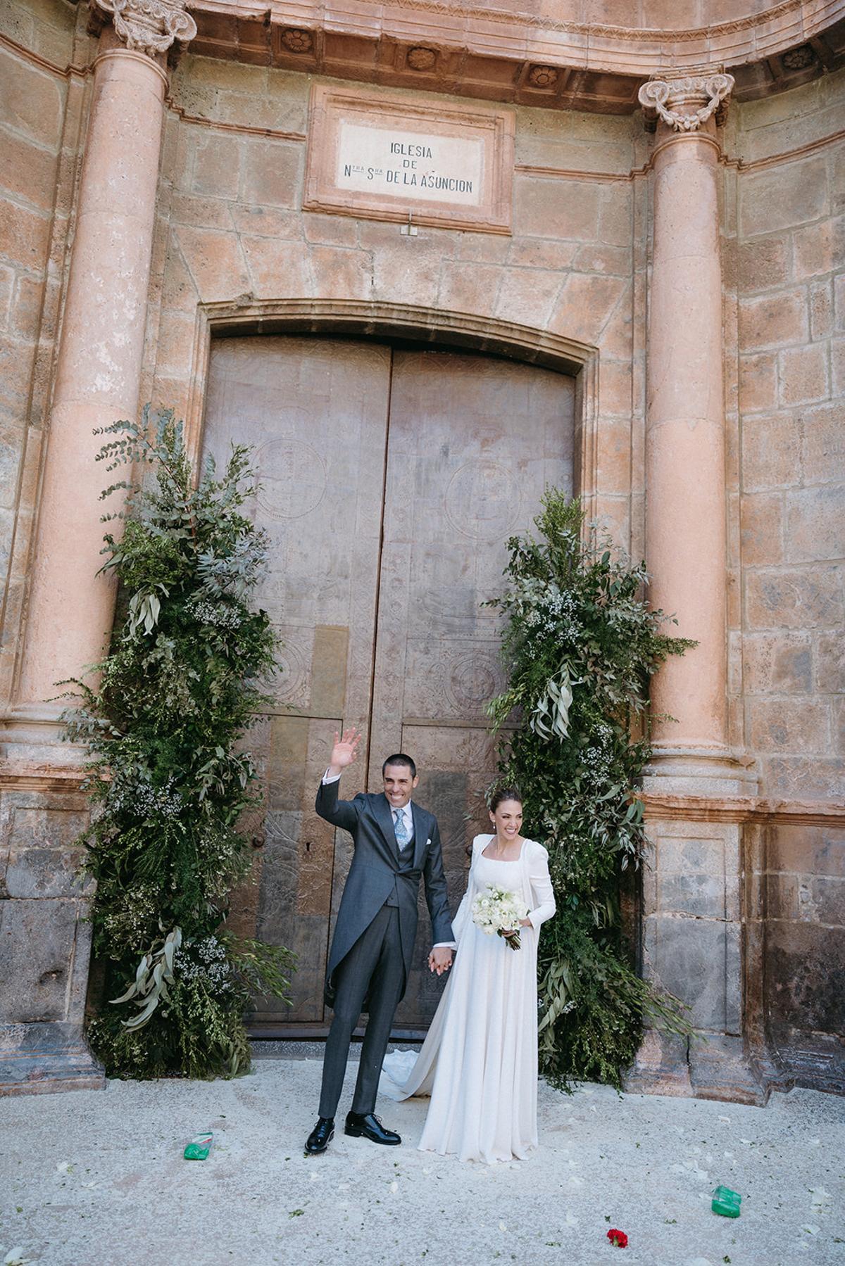 Los novios, tras casarse en la parroquia de la Vall d'Uixó.