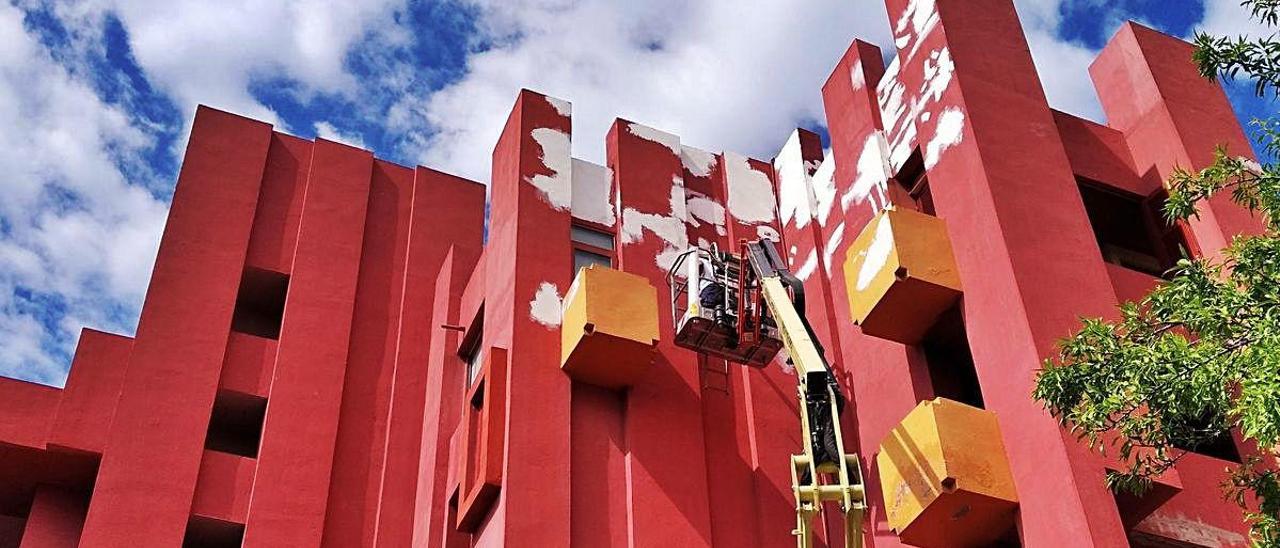 Los trabajos de rehabilitación en la Muralla Roja, un edificio repleto de colores.