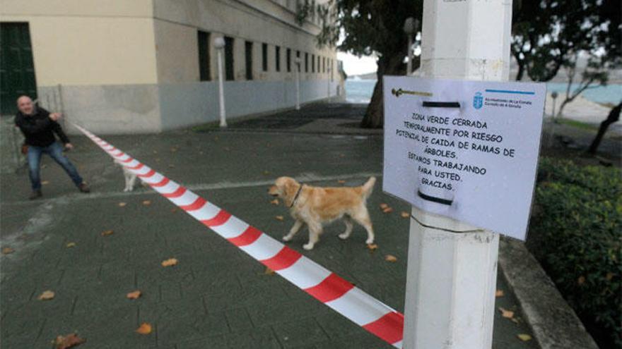 El Concello cierra las playas y pide precaución en la costa ante la alerta naranja en el mar