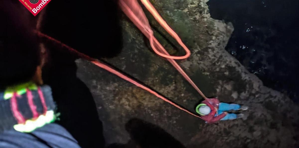 Momento en el que los rescatadores sacan del acantilado al escalador