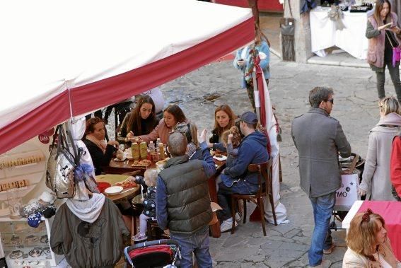 Auf dem traditionellen Markt im Pueblo Español (1. bis 10. 12.) geht es diesmal ausgesprochen musikalisch zu. Täglich sorgen Musikgruppen in dem Miniaturdorf für Weihnachtsstimmung. Die Stände sind bereits ab mittags geöffnet. Der Eintritt kostet 5 Euro, dafür gibt es aber auch einen Becher Glühwein.