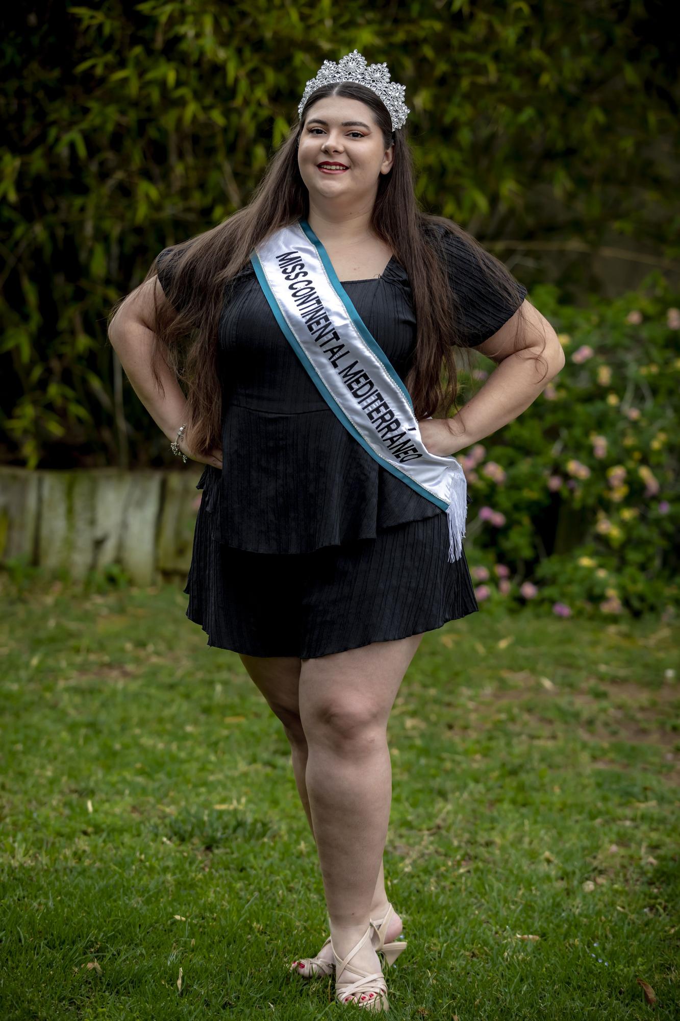 Alba Rodríguez posa con su corona y banda de Miss Continental Mediterráneo en los jardines de Diario de Mallorca.