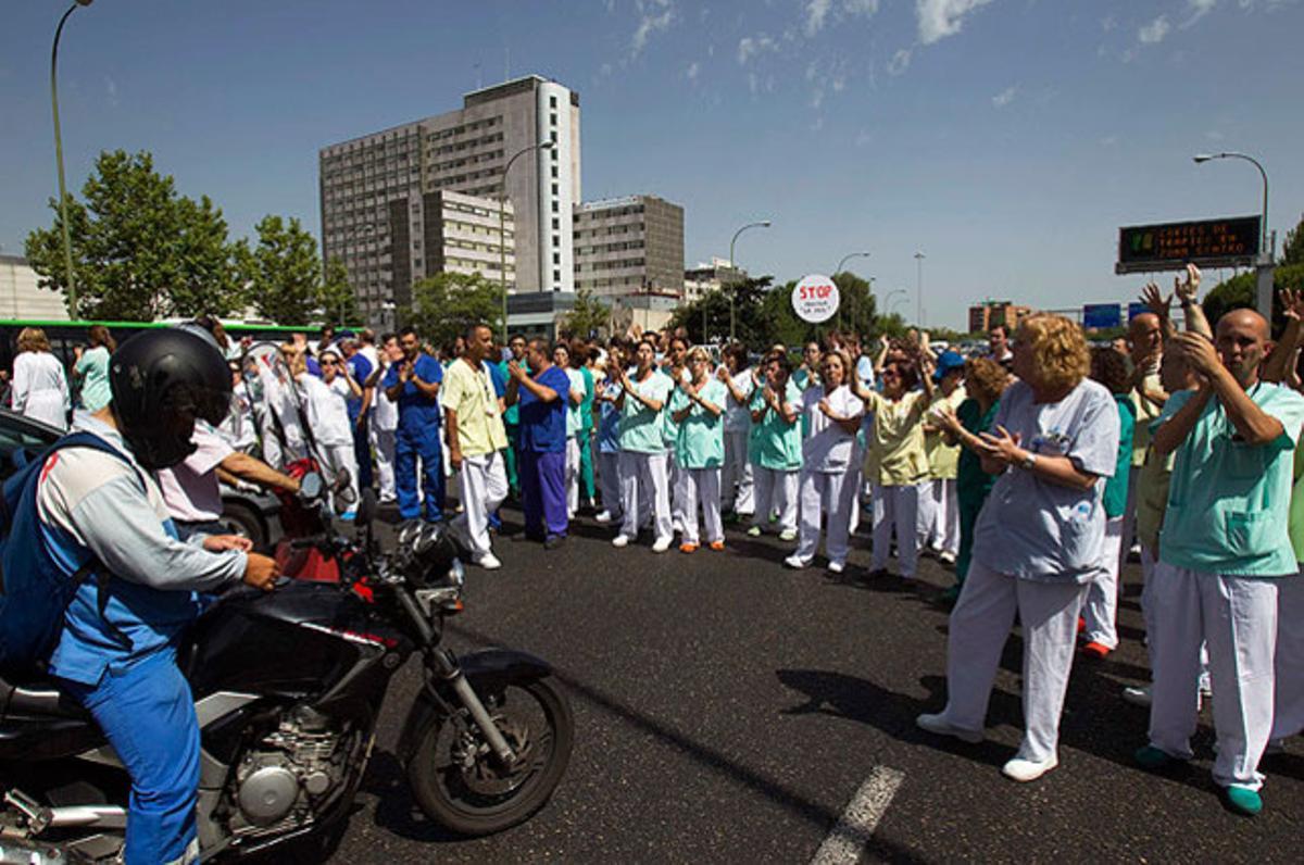 Funcionaris de Salut Pública bloquegen el trànsit, durant una protesta a Madrid en contra de les mesures d’austeritat del Govern.