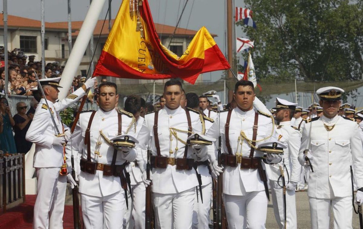 Los aspirantes pasan bajo la bandera. | // PABLO HERNÁNDEZ