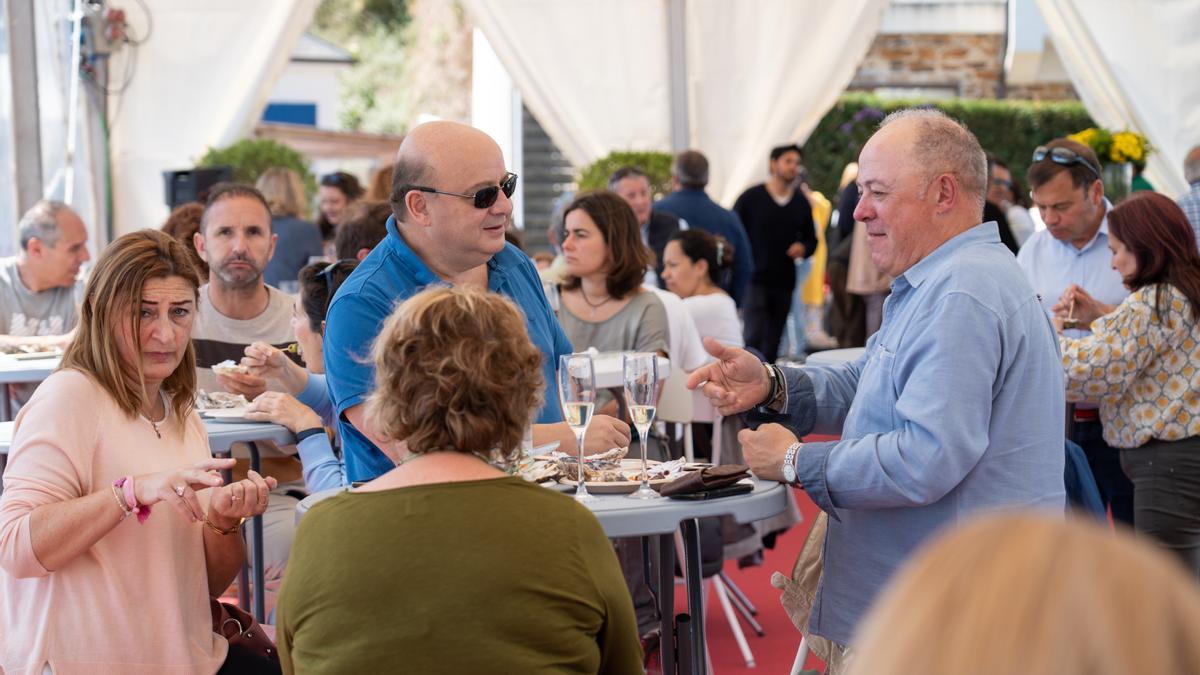 Comensales, degustando ostras en Castropol.