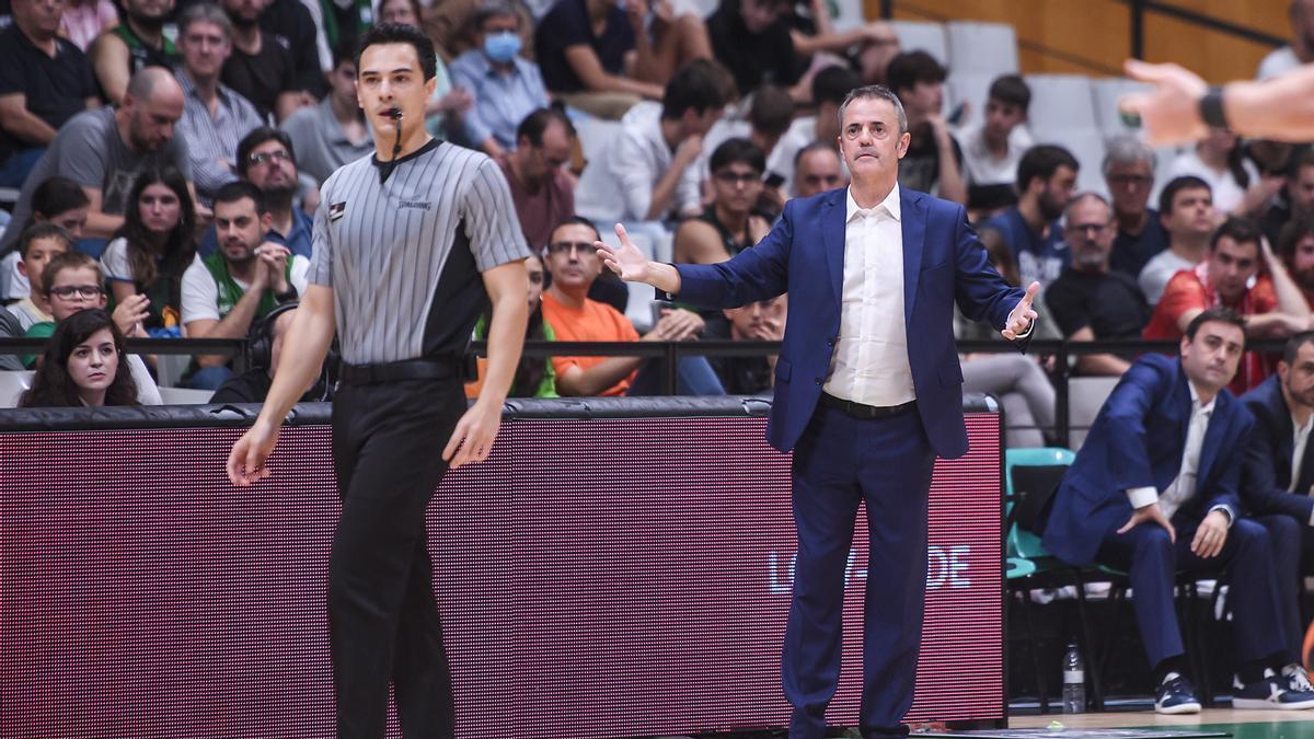 Porfirio Fisac gesticula durante el partido del sábado en Badalona.
