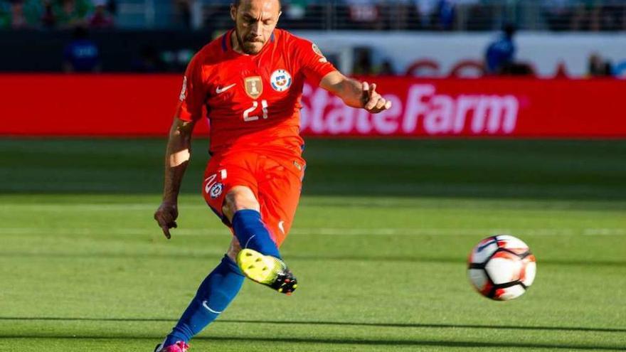 Marcelo Díaz desplaza el balón durante el partido de cuartos de final ante México // Reuters