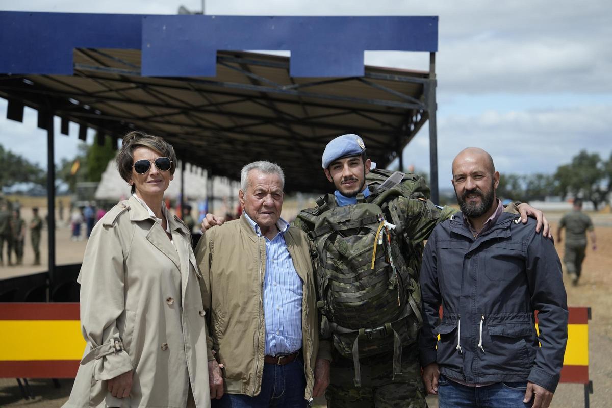 Jorge Cayero junto a su familia minutos después de volverse a ver en la Base General Menacho