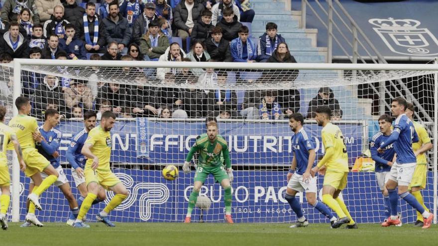 Una acción del partido del Oviedo ante el Dépor en el Tartiere. | JUAN PLAZA