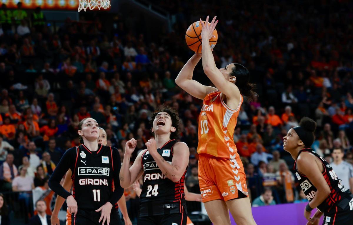 Leticia Romero en el duelo entre Valencia Basket y Girona