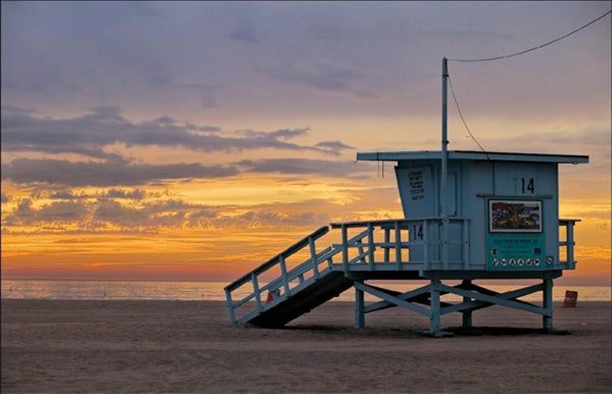 Santa Mónica, la playa natural de la ciudad, que aún alberga en su muelle un clásico parque de at