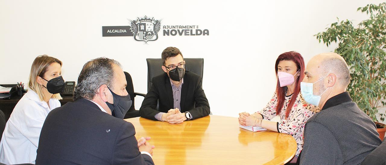 La reunión del alcalde de Novelda, Fran Martínez, con el presidente de Facpyme, Carlos Baño.