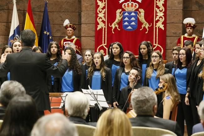 Delia Padrón El Parlamento hace entrega de distinciones a los expresidentes de la Cámara: Pedro Guerra, Victoriano Ríos, José Miguel Bravo de Laguna, Gabriel Mato y Antonio Castro. Es un acto para celebrar el aniversario de la Constitución Española