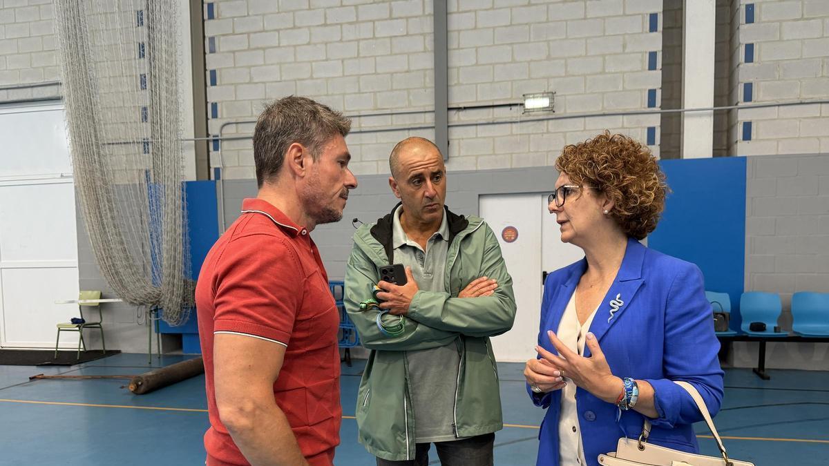 Por la izquierda, Mario Pérez, técnico de la empresa, el edil Juan Vicente Fernández y Ana Isabel Fernández, durante la recepeción de la obra.