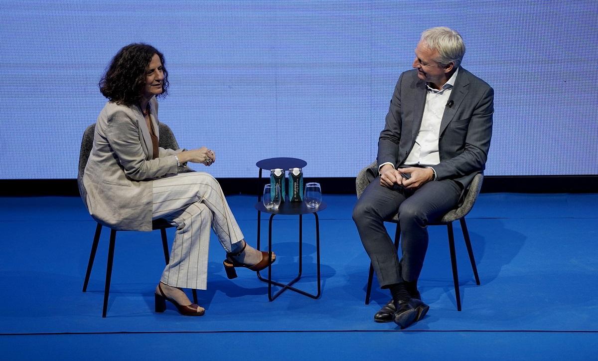 De izquierda a derecha, Gemma Martínez, directora adjunta de El Periódico, mantiene un diálogo con Marteen Wetselaar, consejeo delegado de Moeve.