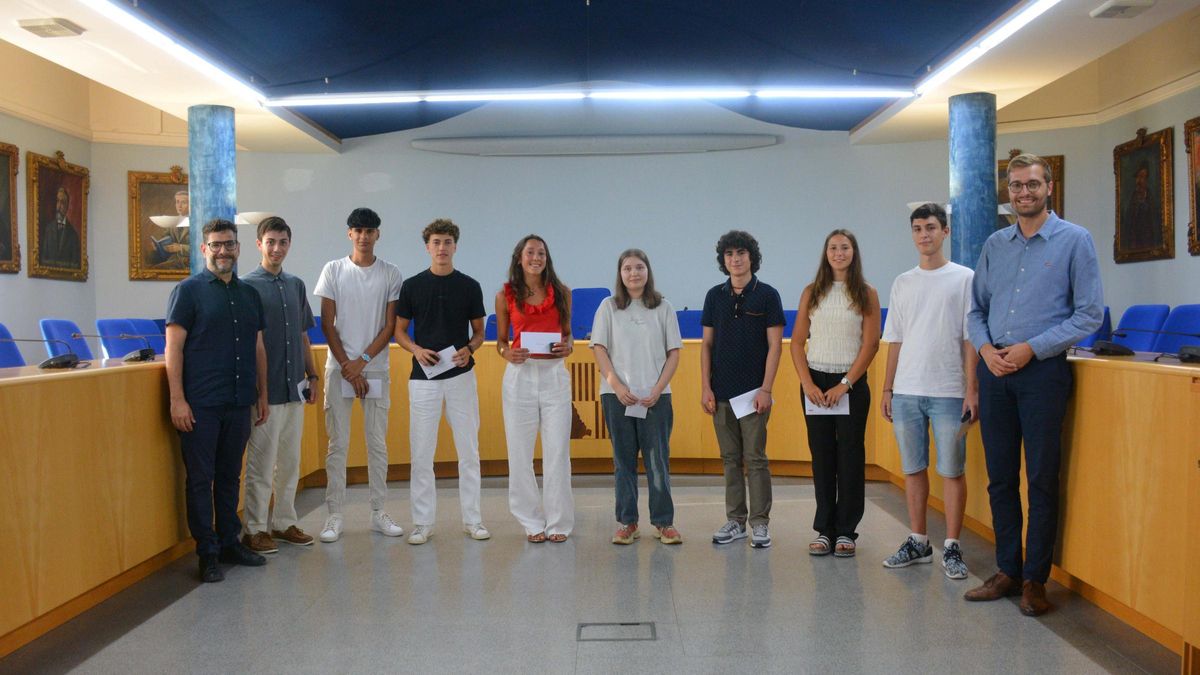 Els vuit estudiants dels quatre centres d'Olot, juntament amb el regidor de Cultura i Educació (esquerra) i l'alcalde (dreta).