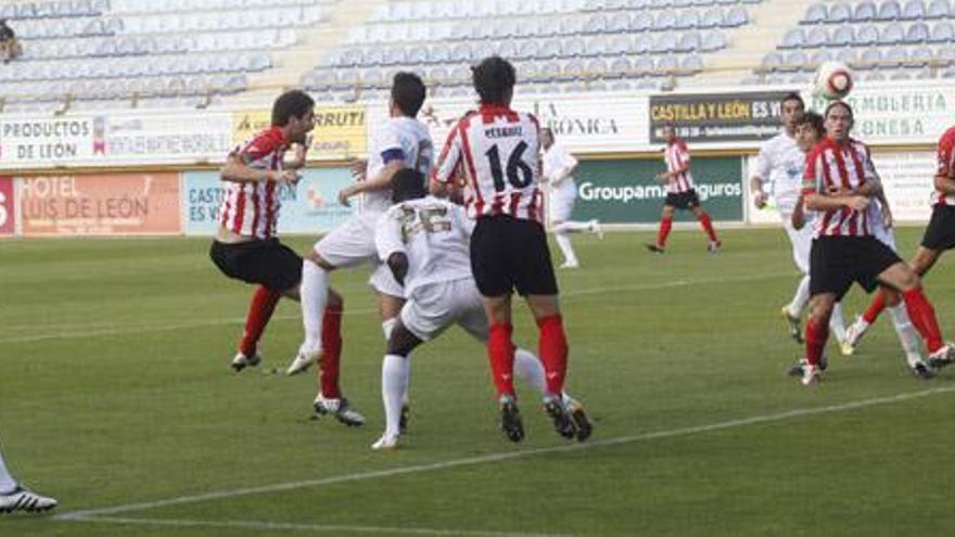 Iker Torre remata de cabeza su tercer gol con el Zamora CF en la Liga