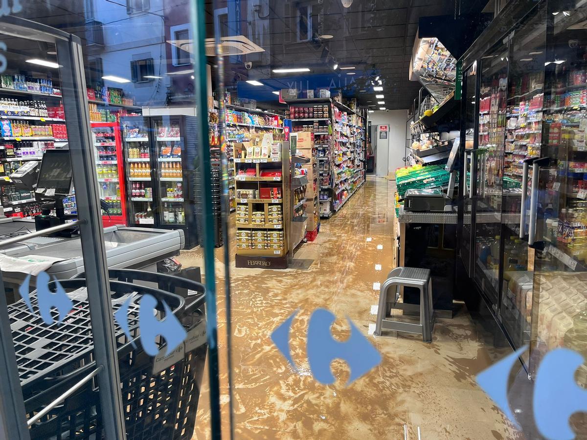 El supermercado Carrefour exprés, es uno de los establecimientos más afectados por la inundación.