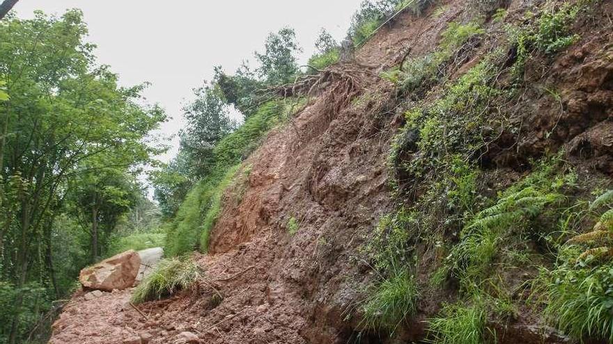 Vía inundada en Trasona.