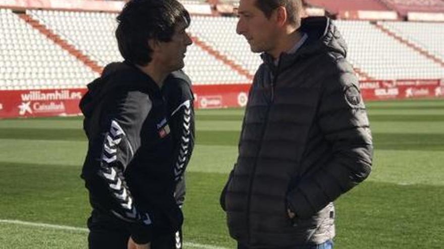 Los entrenadores del Elche y del Albacete Pacheta y Ramis conversan a su llegada al Carlos Belmonte