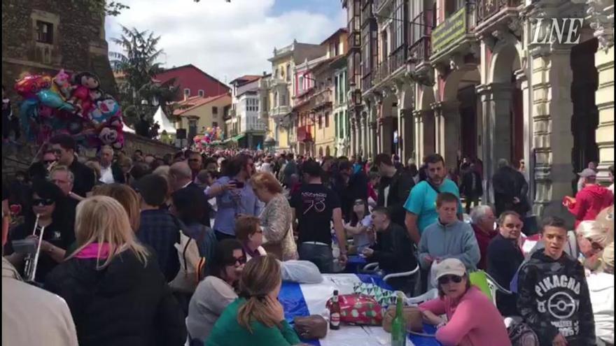 Multitudinaria Comida en la Calle de Avilés