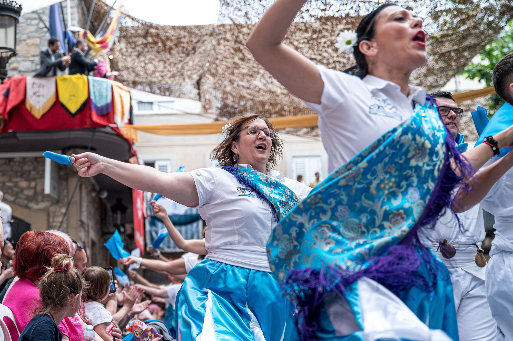 Troba't a les fotos del multitudinari ball de gitanes de Sant Vicenç