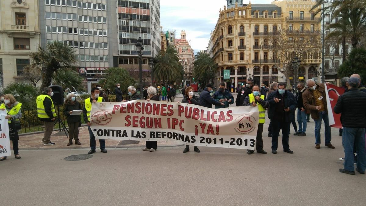 Pensionistas defienden un sistema público &quot;digno y suficiente&quot; frente a &quot;planes privados de empresa&quot;