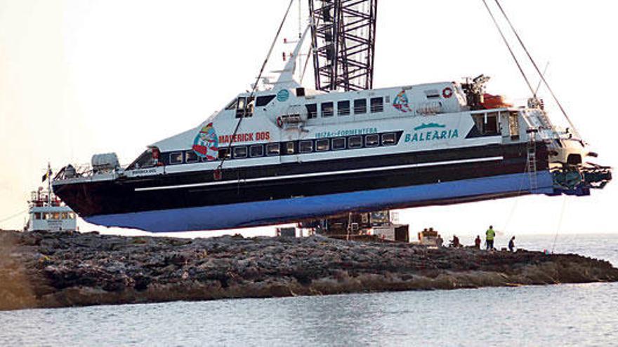 Maniobras de reflotamiento del barco varado en sa Torreta, en Formentera.