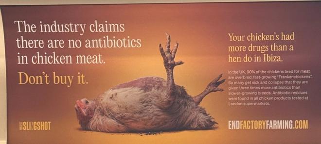 'Tu pollo ha tomado más drogas que una chica en una despedida de soltera en Ibiza': la provocadora campaña alimentaria en el metro de Londres