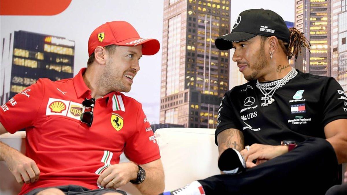 Vettel conversa con Hamilton en una imagen de archivo