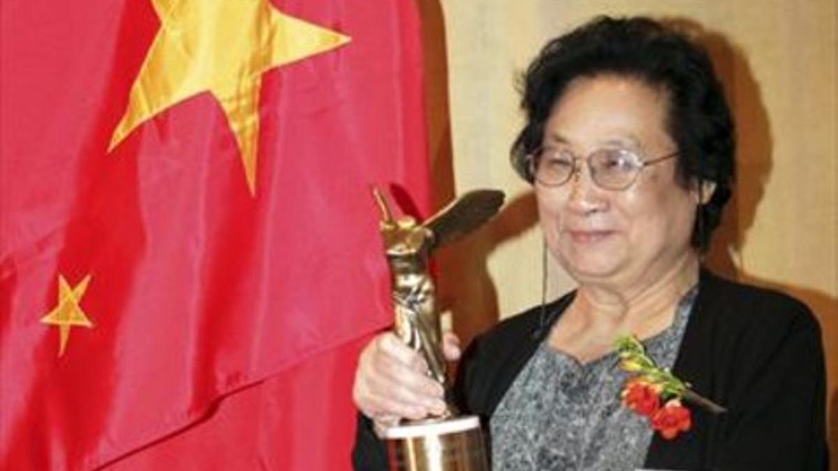 La investigadora Tu Youyou, en el 2011, posando con el premio Lasker otorgado en Estados Unidos.