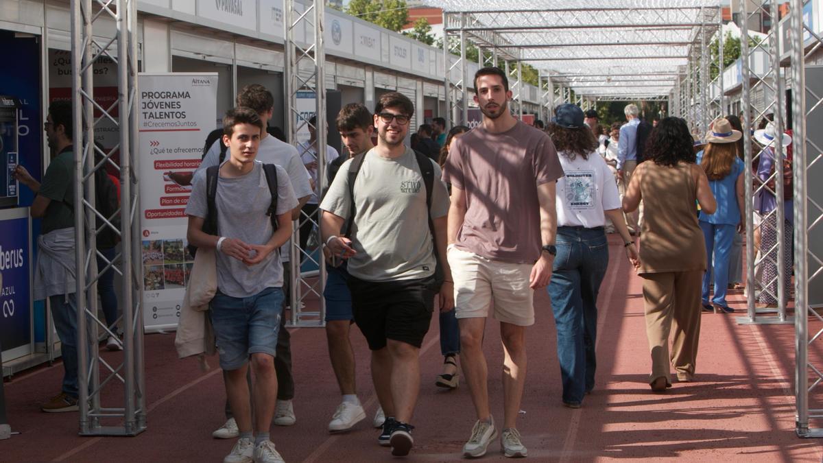 Estudiantes examinan a oferta en el Foro de Empleo