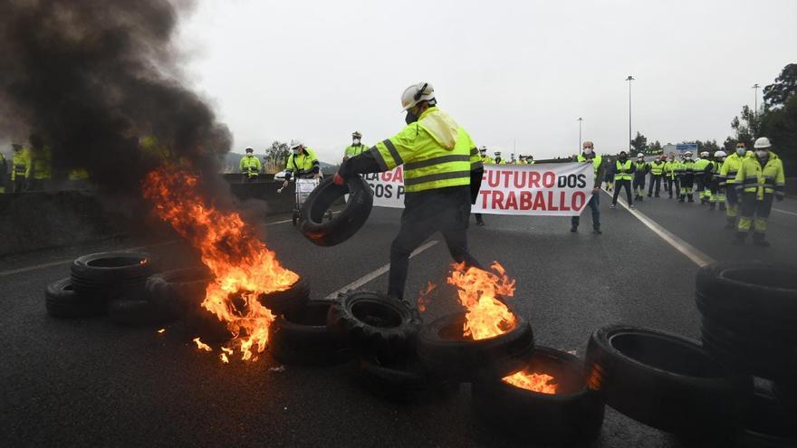 Trabajadores de Ence queman neumáticos para cortar la vía.