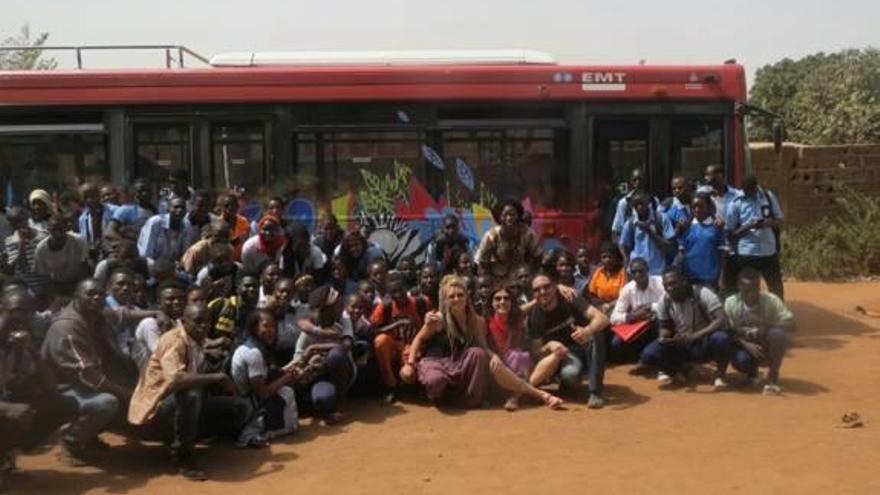 Los tres trabajadores de la EMT junto a un grupo de jóvenes malienses en la entrega del autobús. El vehículo, decorado por Julieta XLF, recorrerá zonas desérticas del Sahel.