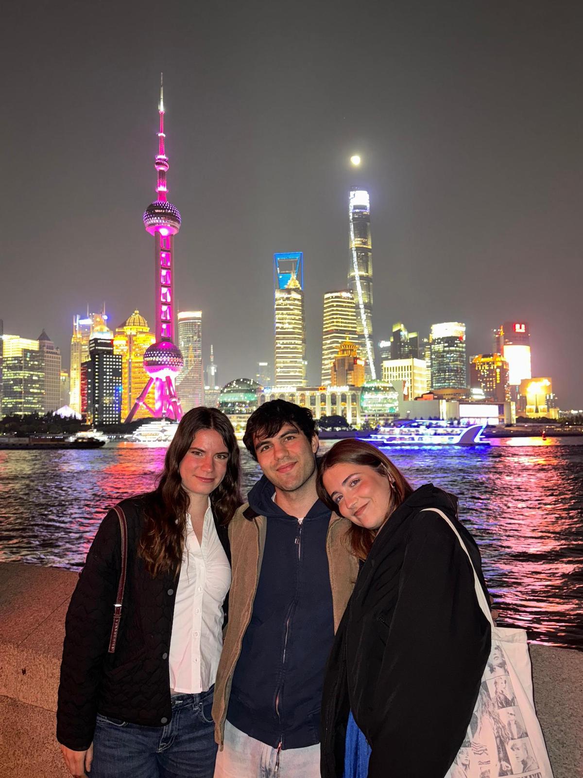Julia van Holstein, Adrián Vázquez y Marta López-Viota, durante su escala en Shanghái.