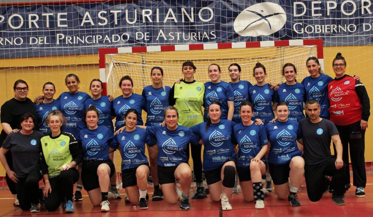 Arriba, por la izquierda, Tefi, Tama, Jadi, Nancy, Vero, María, Ana, Laura, Ana Benito, Carmen, Nuria, Sey y Eva. Abajo, Mimi, Belén, Rosa, Marina, Saray, Ana Cárdenas, Vicky, Belén Cárdenas y Carlos Arce. Además de las jugadoras que aparecen en la imagen, también forman parte del equipo: Cova Béjar, Laura García Combrink, Gemma, Carmen Bayod, Montse, Mara, Sara, Ludi y María Díaz. | ASTURES VETERANAS