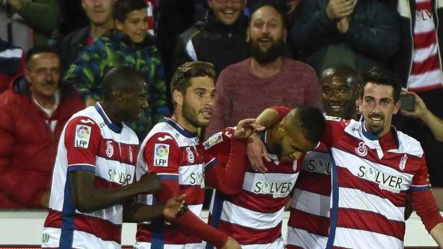 Los granadinos felicitan a El Arabi tras su segundo gol. // Efe