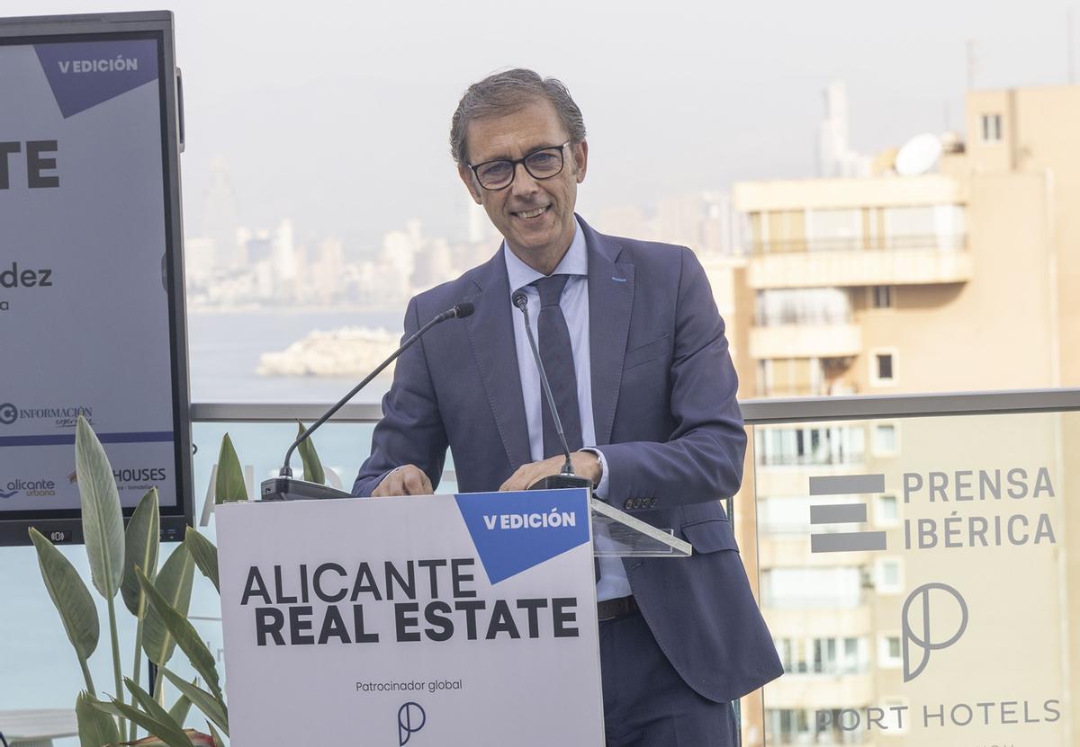 Sebastián Fernández, en el foro celebrado en la terraza del renovado Port Benidorm.