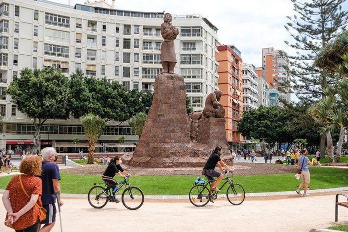 La renovada Plaza de España se llena de visitantes