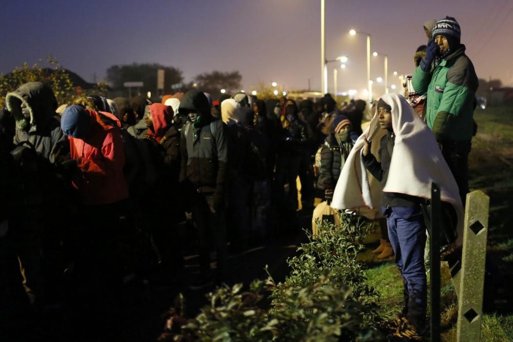 Francia evacúa ''la Jungla'' de Calais