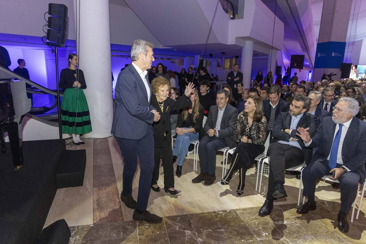 Rueda con Pepa Conde, vecina de Ordes de 100 años que participó en el acto celebrado en la Cidade da Cultura. | Jesús Prieto