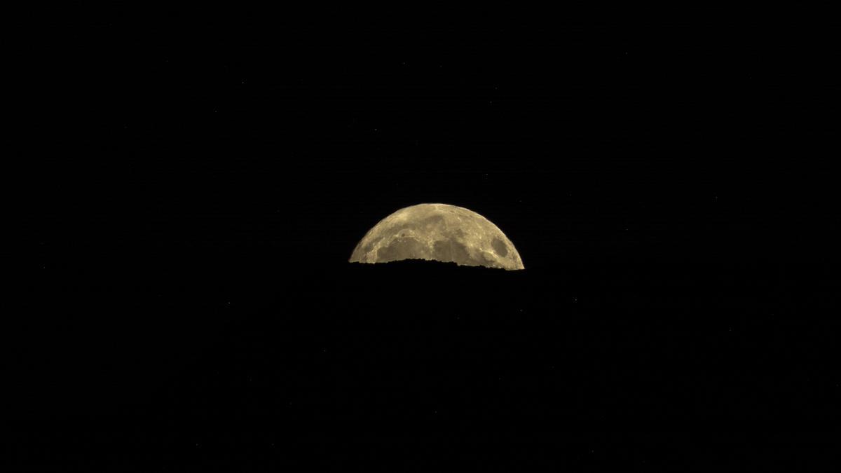 FOTOGALERÍA | La 'Luna del Ciervo' ilumina la noche de Hervás.